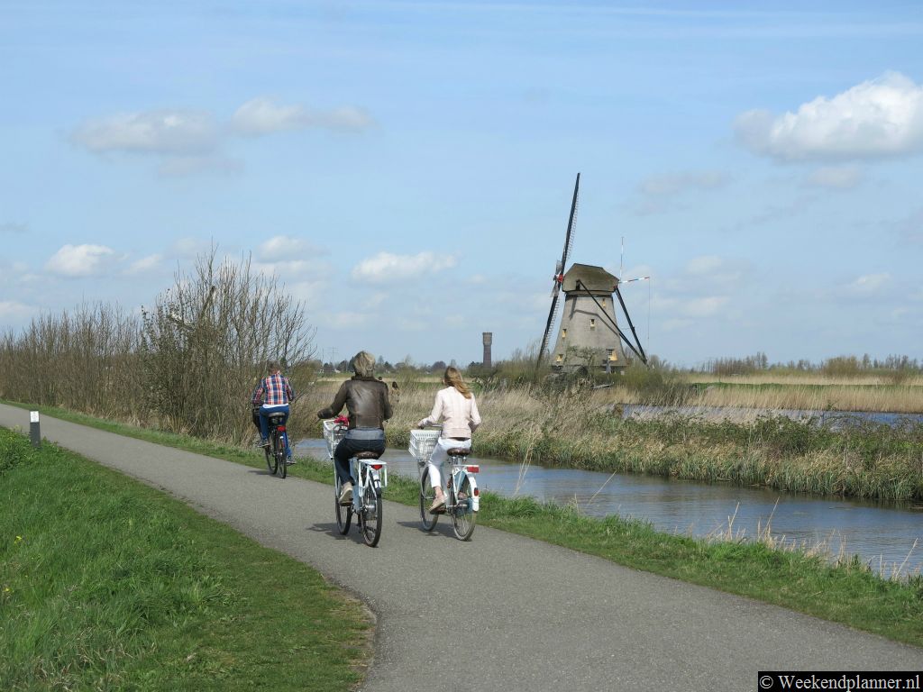 Bij de VVV in Alblasserdam kun je fietsen huren. Als je uit Rotterdam komt kun je het beste met de waterbus reizen. Een fiets kun je dan gratis meenemen.Tip: Fietsen  bij Kinderdijk.